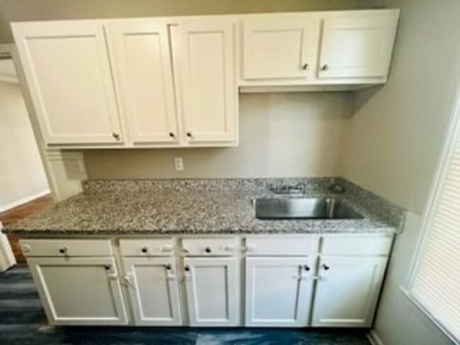Building Photo - Quaint 2 bedroom in a quiet neighborhood