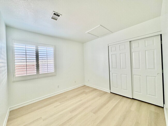 Building Photo - Charming 2 bedroom home in northwest. Very open floorplan.