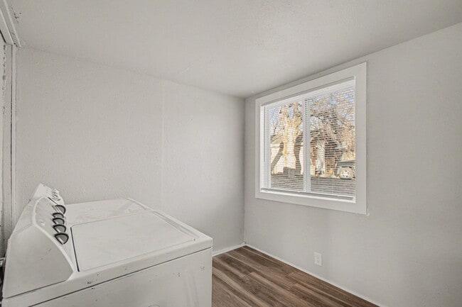 Building Photo - 2 Bedroom Single Family Home*Remodeled* Utilities included in rent!