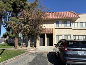 Building Photo - 2-Story, 2-Bedroom, Furnished/Unfurnished Condo For Rent