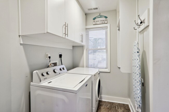 Building Photo - 2225 Beecher Cir SW