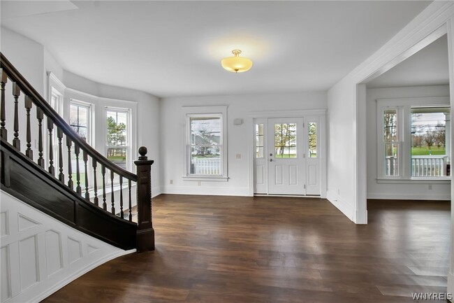 Building Photo - 5849 Broadway St