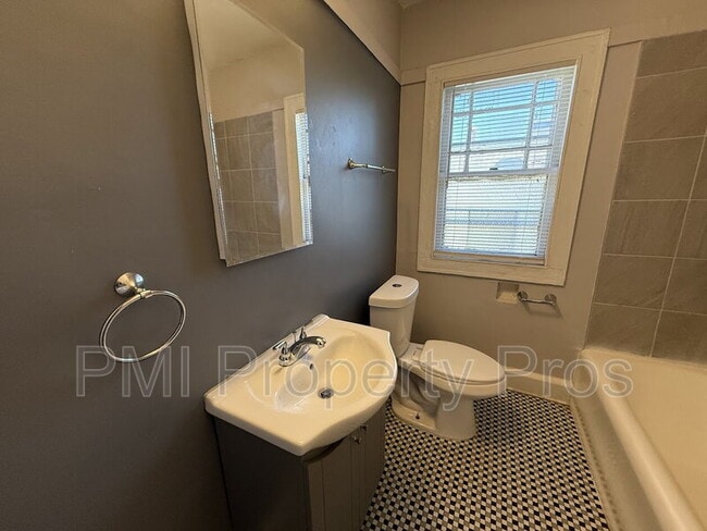 Building Photo - 4043 N 24th Pl