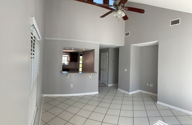 Building Photo - Beautiful and Updated 2/2 in Kissimmee
