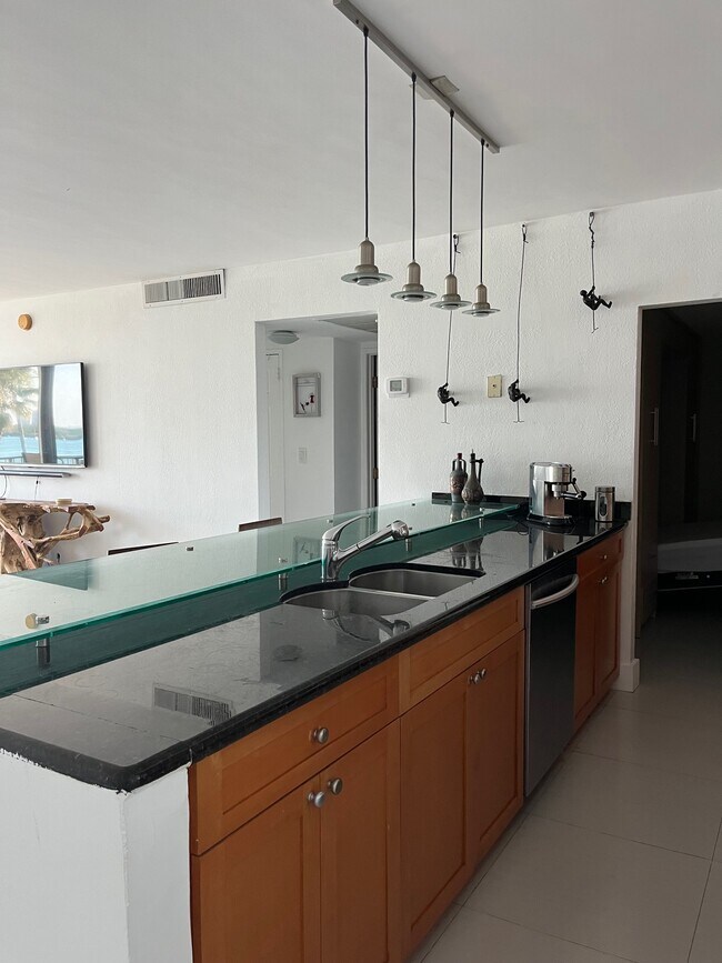 Building Photo - 10350 W Bay Harbor Dr