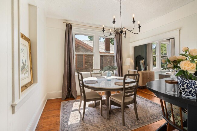 Building Photo - Charming 3 Bedroom Home Near Downtown Savannah with Flex Room & Fenced Yard