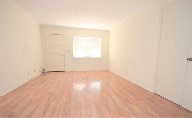 Building Photo - Tara Condos 2 Bed 1 Bath Apt NW 63rd & May...