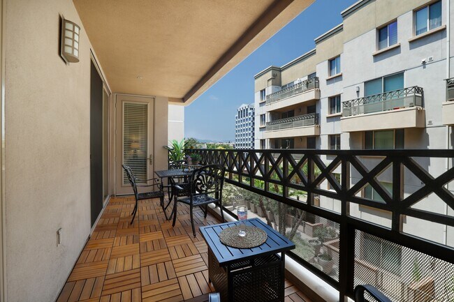 Building Photo - 931 E Walnut St