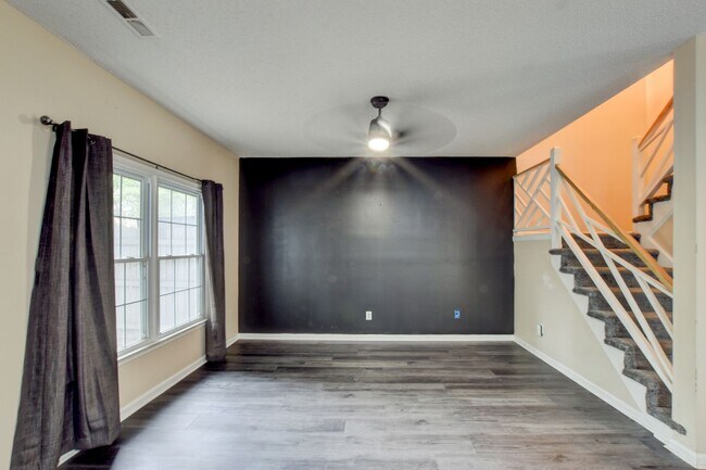 Building Photo - 922 Willow Point
