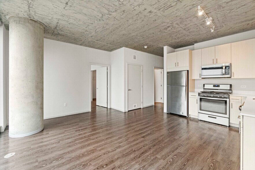 Building Photo - 697 S Clark St