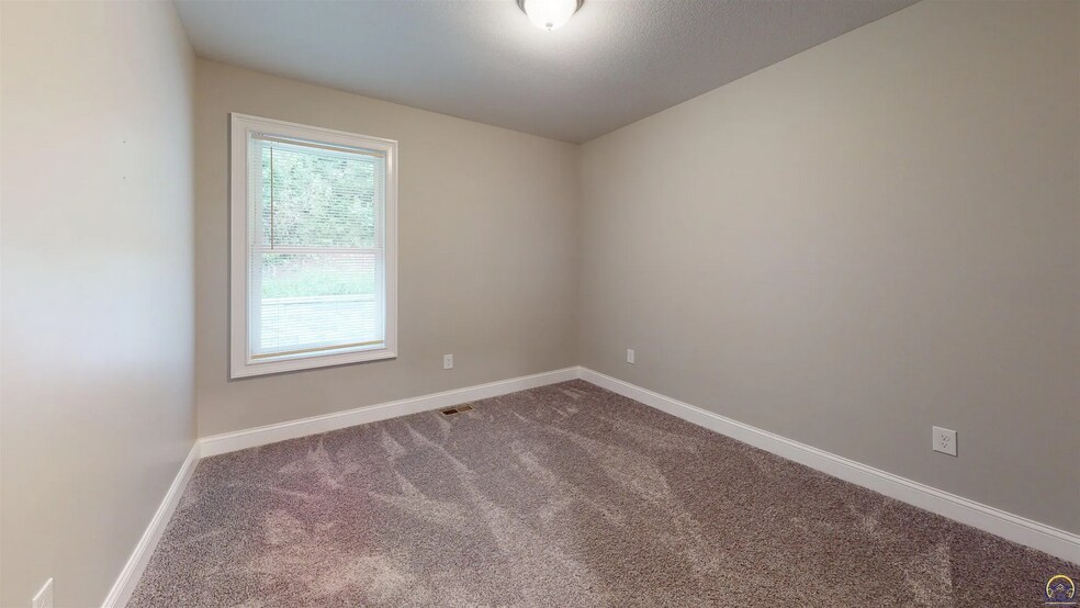 Building Photo - 3755 SW Summerfield Dr