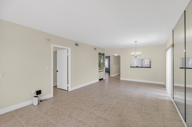 Building Photo - 351 Club Cir
