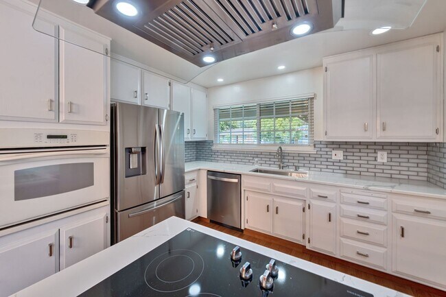 Building Photo - Charmingly Remodeled 3 Bed, 2 Bath Home Ne...