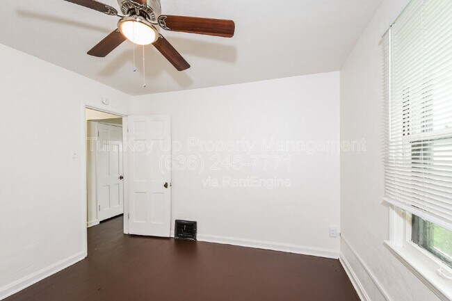 Building Photo - 7150 Manette Dr