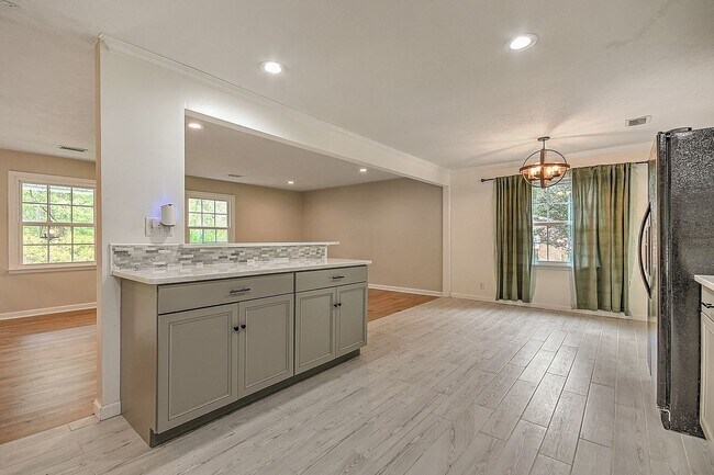 Building Photo - Beautiful split foyer home in Colonial Hei...
