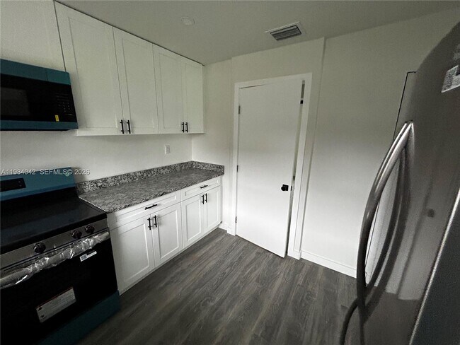 Building Photo - 4429 SW 21st St