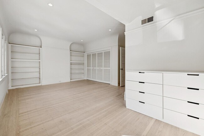 Building Photo - 2470 Broadway