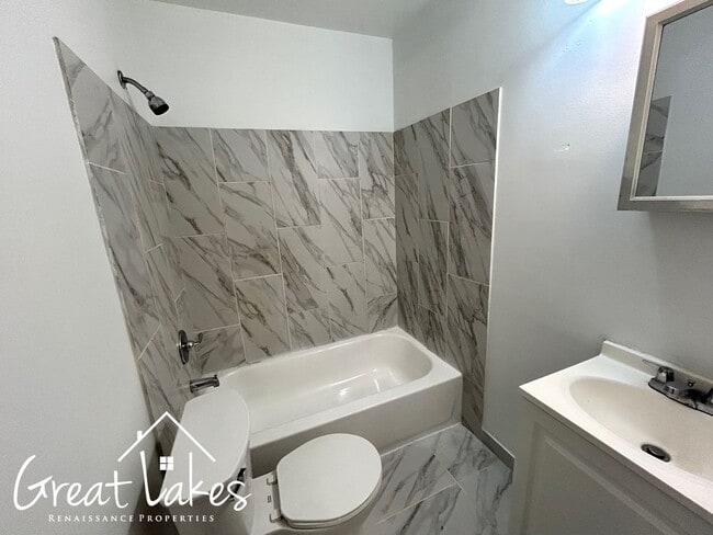 Building Photo - Charming 2 Bedroom 1 Bathroom now availabl...