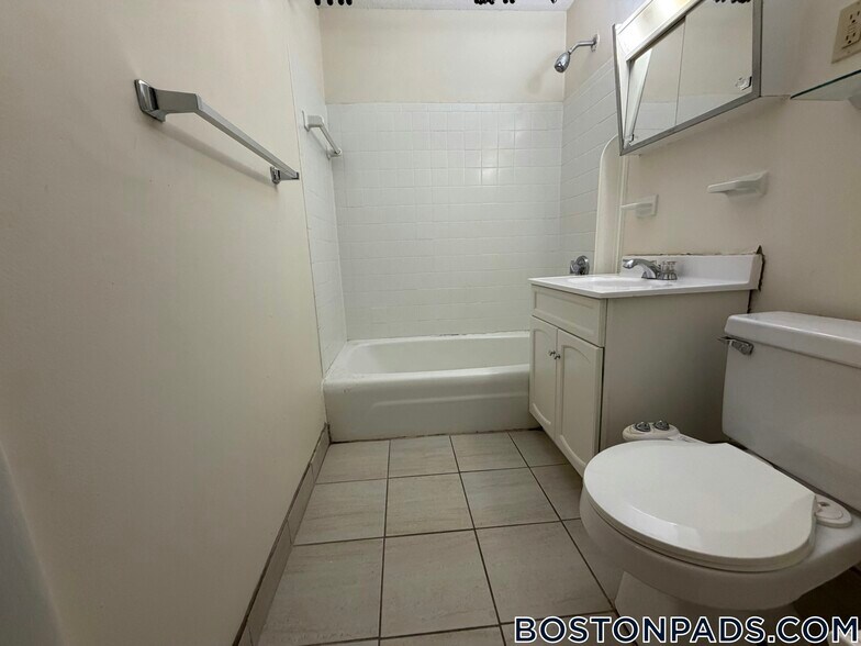 Building Photo - 122 Dustin St