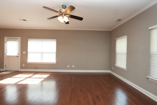 Building Photo - Charming 3-Bed, 3.5-Bath Home in a Peacefu...