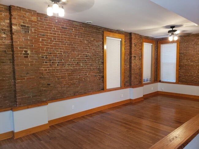 Building Photo - Spacious 2-level apartment with 1 bedroom and 2 full baths located in Kansas City, MO.