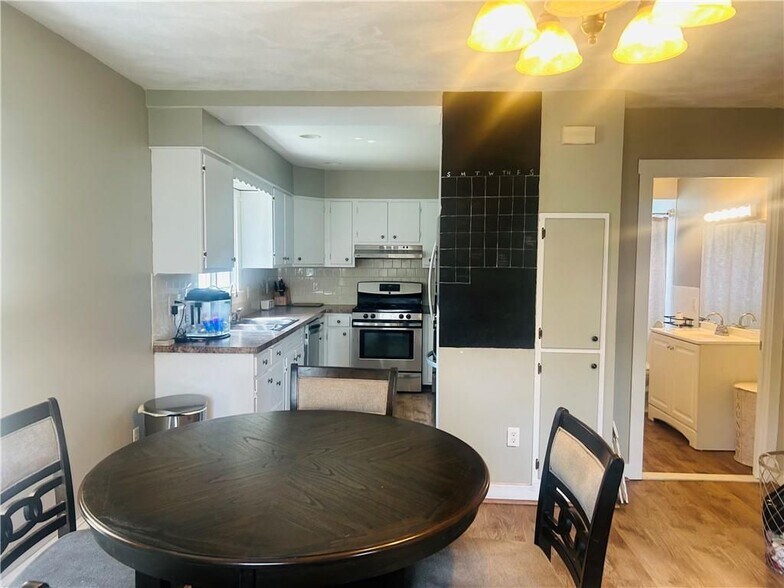 Building Photo - 858 Lower River Rd