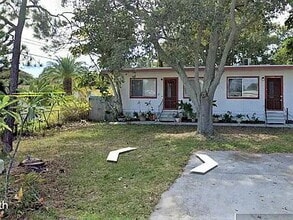 Building Photo - 1/2  Duplex - Large two bedroom with W/D hook up, Seminole FL