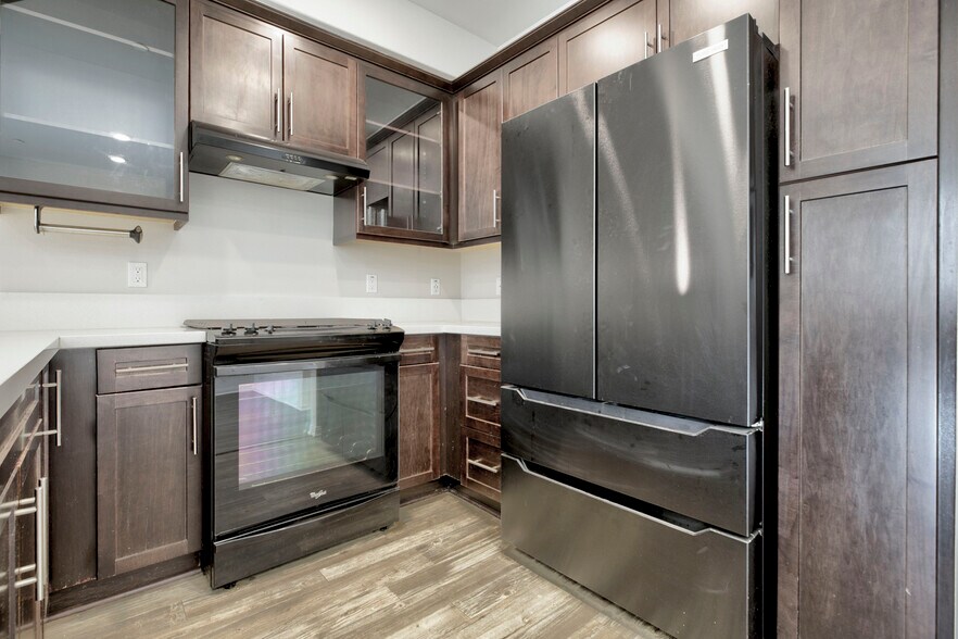 Building Photo - 14121 W Oak Ln