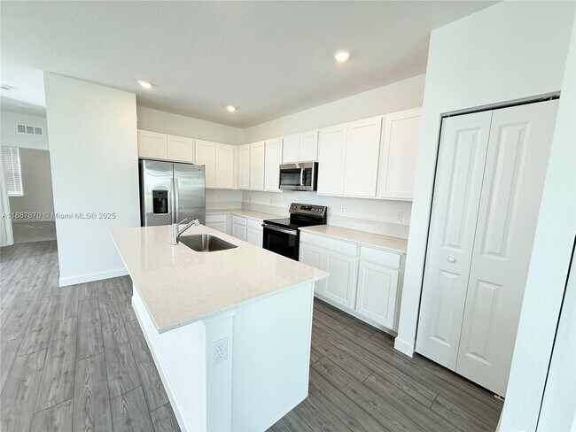 Building Photo - 551 Rivergrass St