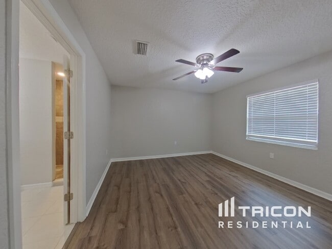 Building Photo - 4011 Palm Dr