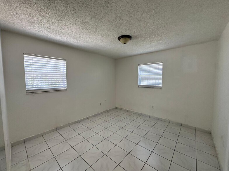 Building Photo - 881 SW 66th Ave