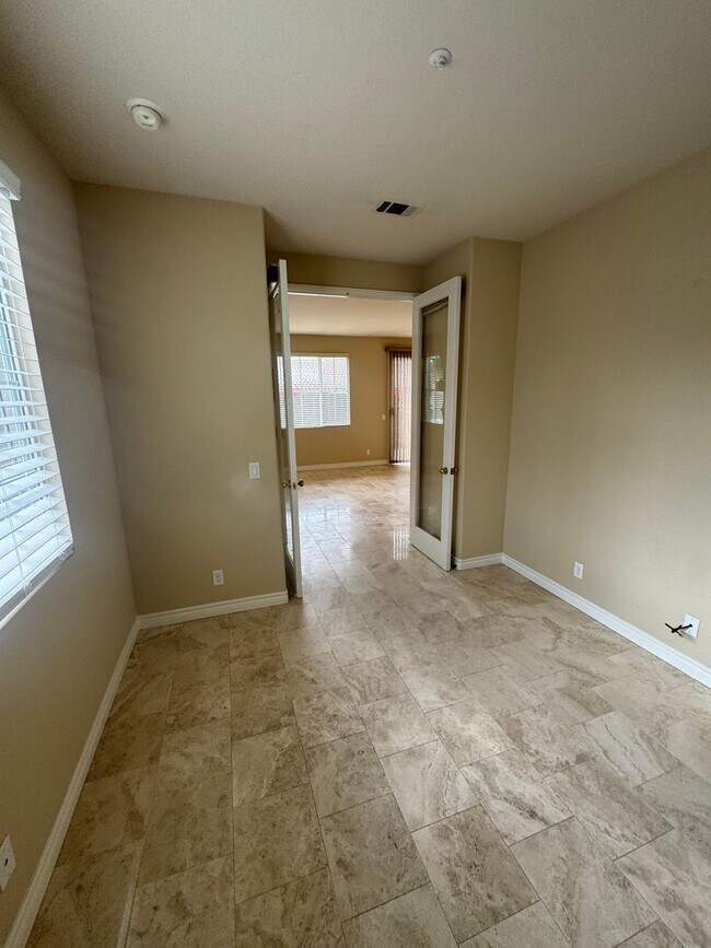 Building Photo - Beautiful 2 Bedroom/2 Bathroom + Bonus Room in Gated Community
