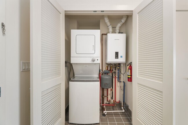 Building Photo - 391 Palisade Ave