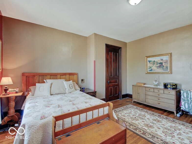 Building Photo - 345 E King St