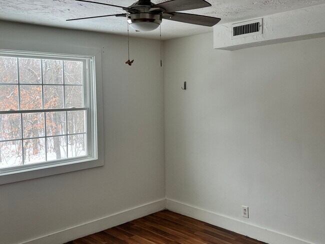 Building Photo - 502 Oak St