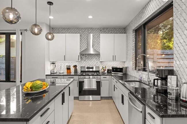 Building Photo - 3610 Thompson St