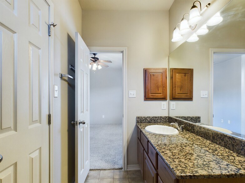 Building Photo - 422 Forest Dr Loop