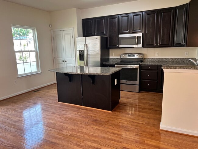 Building Photo - Stylish 3-Level Townhome with Garage in Riverwood