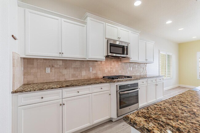 Building Photo - Amazing 3 Bedroom+Flex Room/2 Bath/3 Car G...