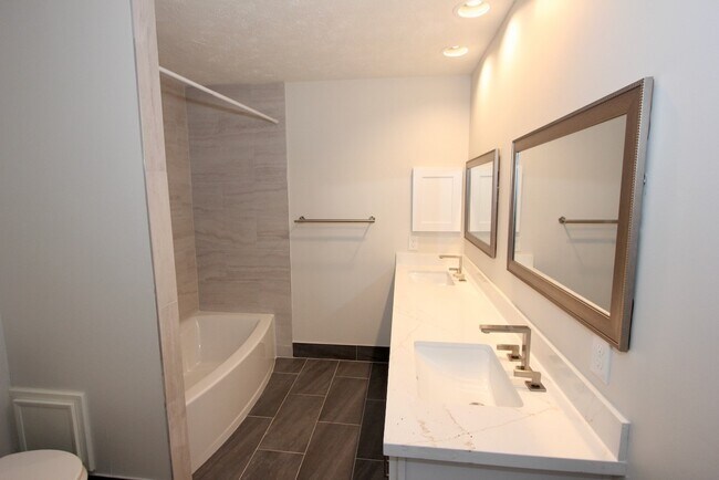 Building Photo - 3015 Green Fields Dr