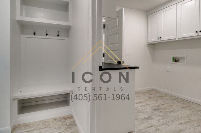 Building Photo - 8429 Stonewood Dr