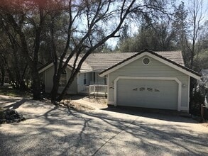 Building Photo - Beautiful Lake Wildwood Home with private back yard.