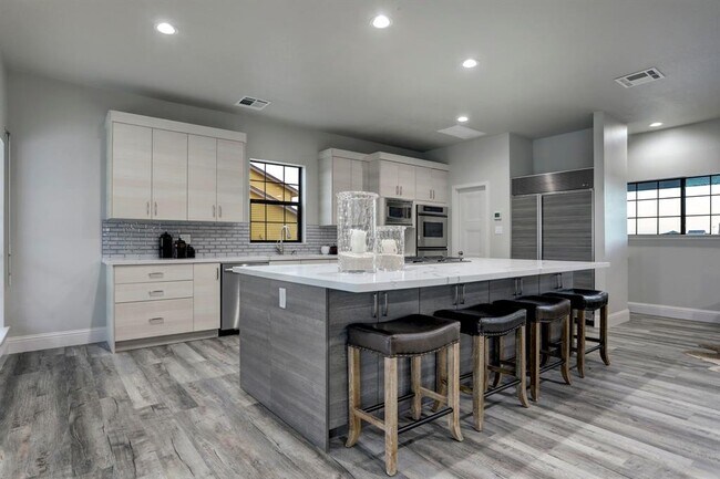 Building Photo - 1239 Hawaii Dr