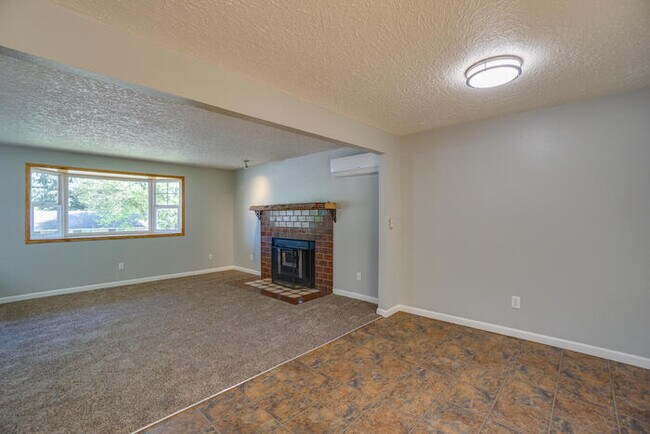 Building Photo - THREE BEDROOM NEAR LENA PARK