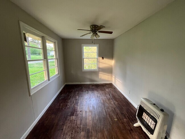 Building Photo - 2 Bedrooms, 1 Bathroom - Home in Plainville!