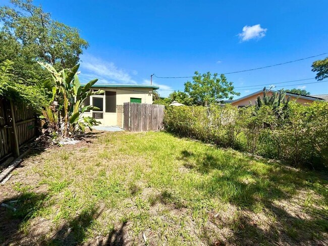 Building Photo - 533 Yelvington Ave