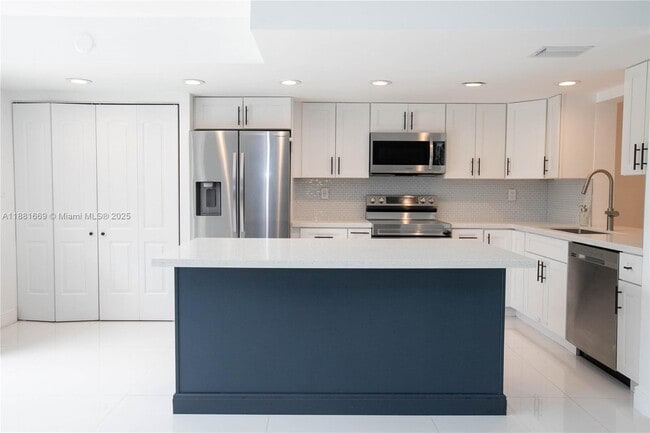 Building Photo - 2714 NE 8th St