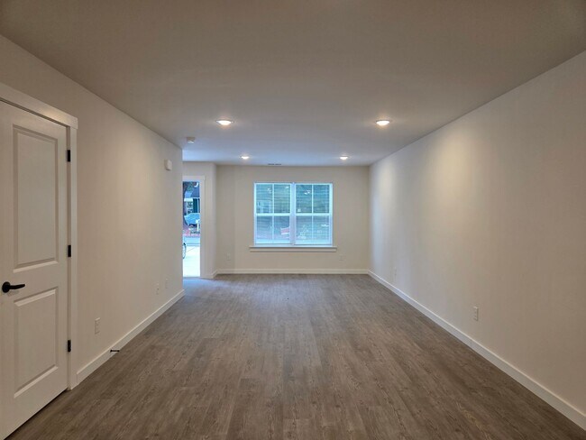 Building Photo - 3 bedroom duplex