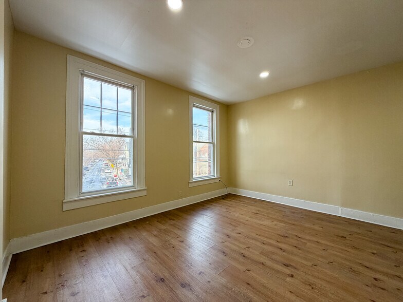 Building Photo - 256 Davenport Ave