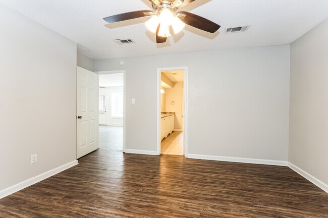 Building Photo - 24106 Creekview Dr